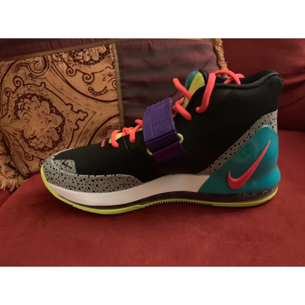 Nike - Picture 2 of 3